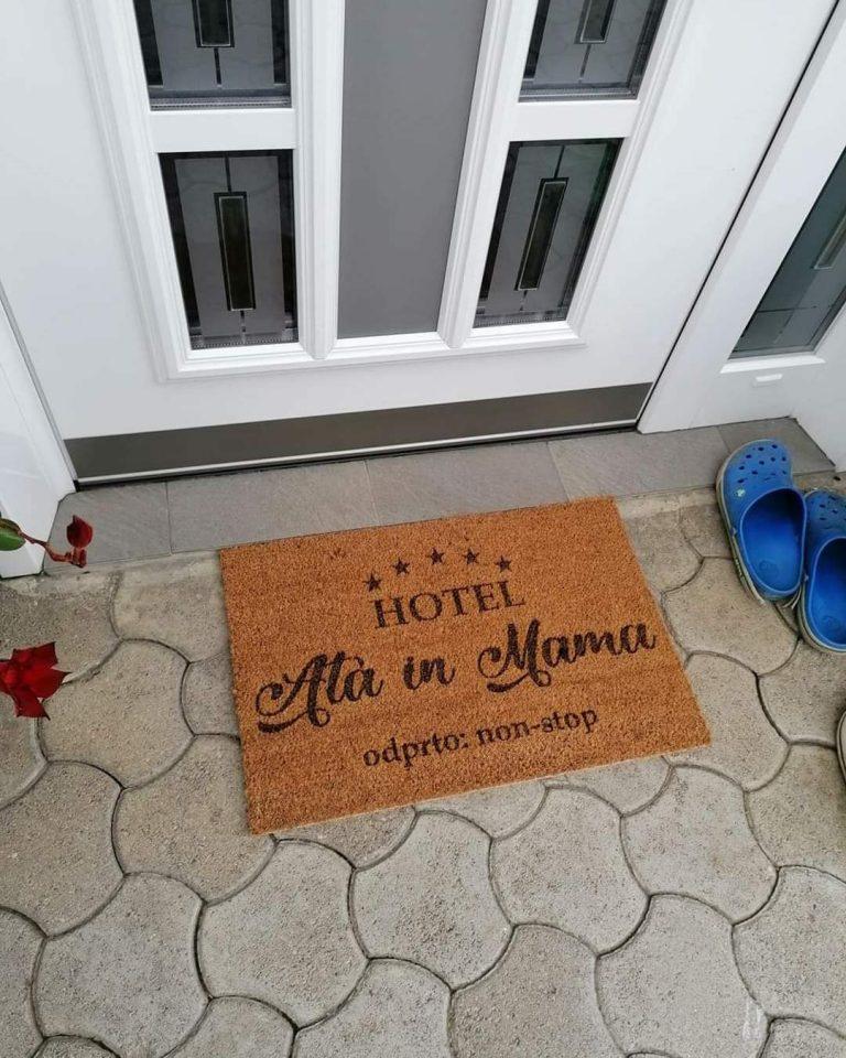 Predpražnik z napisom "Hotel Ata in Mama" - galerija
